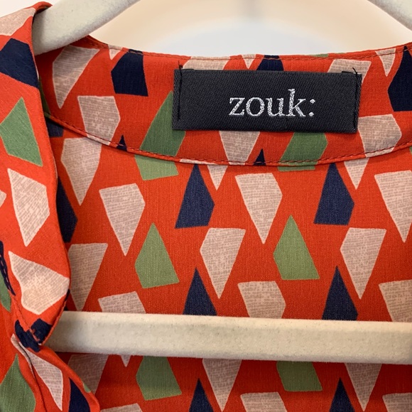 BNWOT❤️ZOUK:⭐️WOMEN’S FLOWY V CUT TRIBAL PRINT SHIRT💚 - Picture 9 of 10